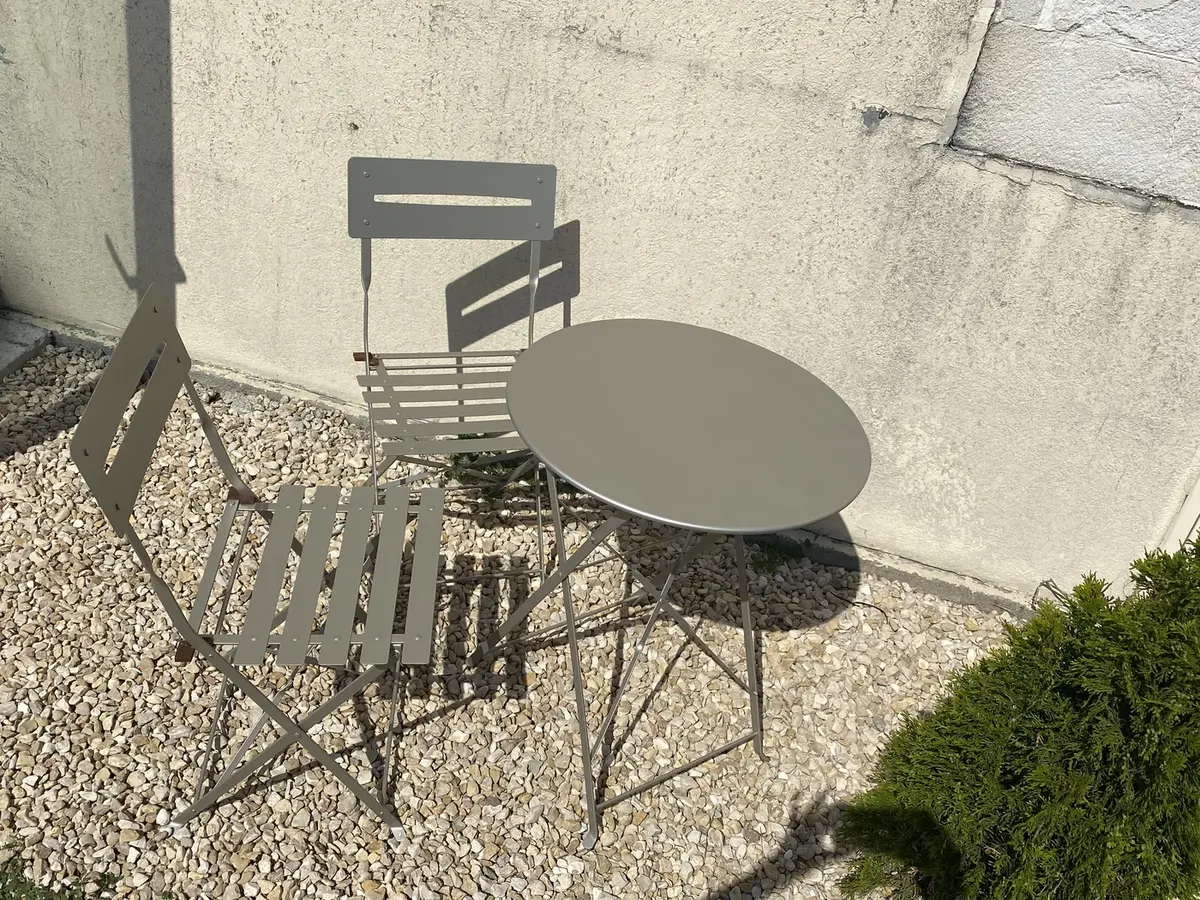 Salon bistrot restauré et thermolaqué beige taupe satiné posé en extérieur