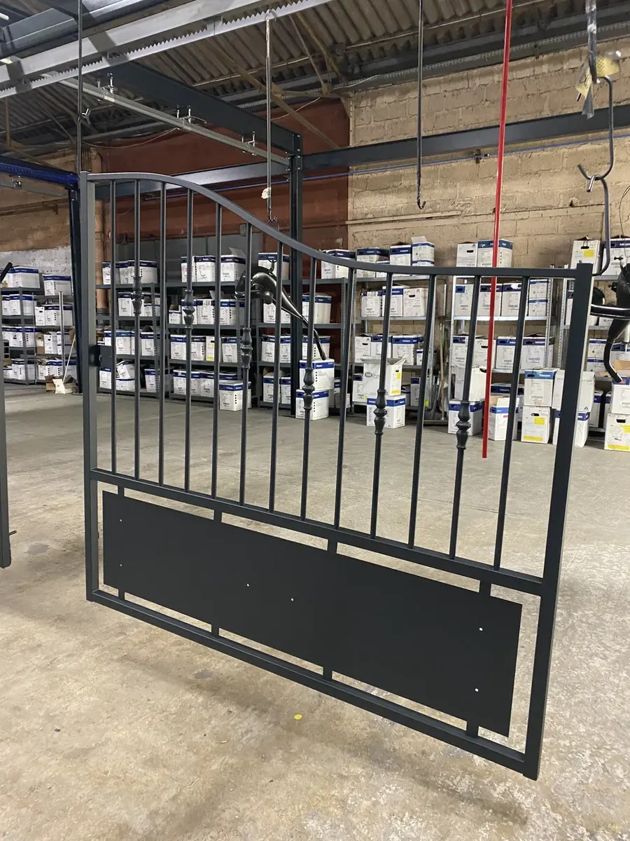 Vantail de portail thermolaqué noir satiné cuit au four sur convoyeur