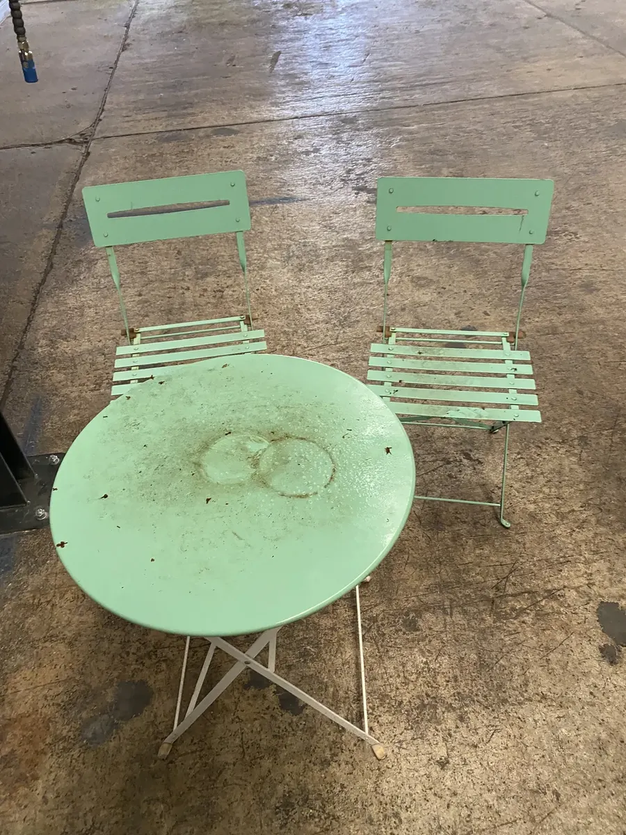Ensemble bistrot d'extérieur écaillé et rouillé avant décapage