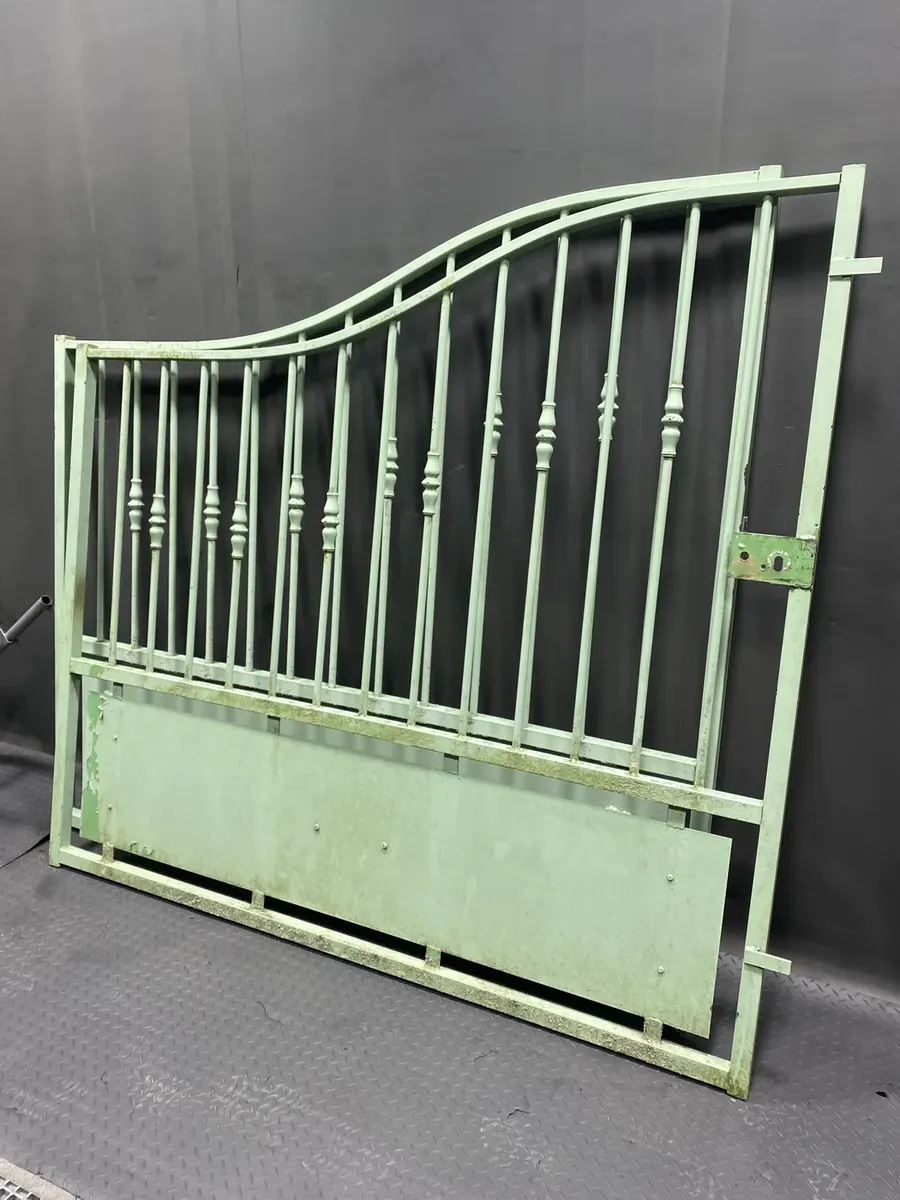 Vantail de portail en fer forgé ancienne peinture verte écaillée avant décapage