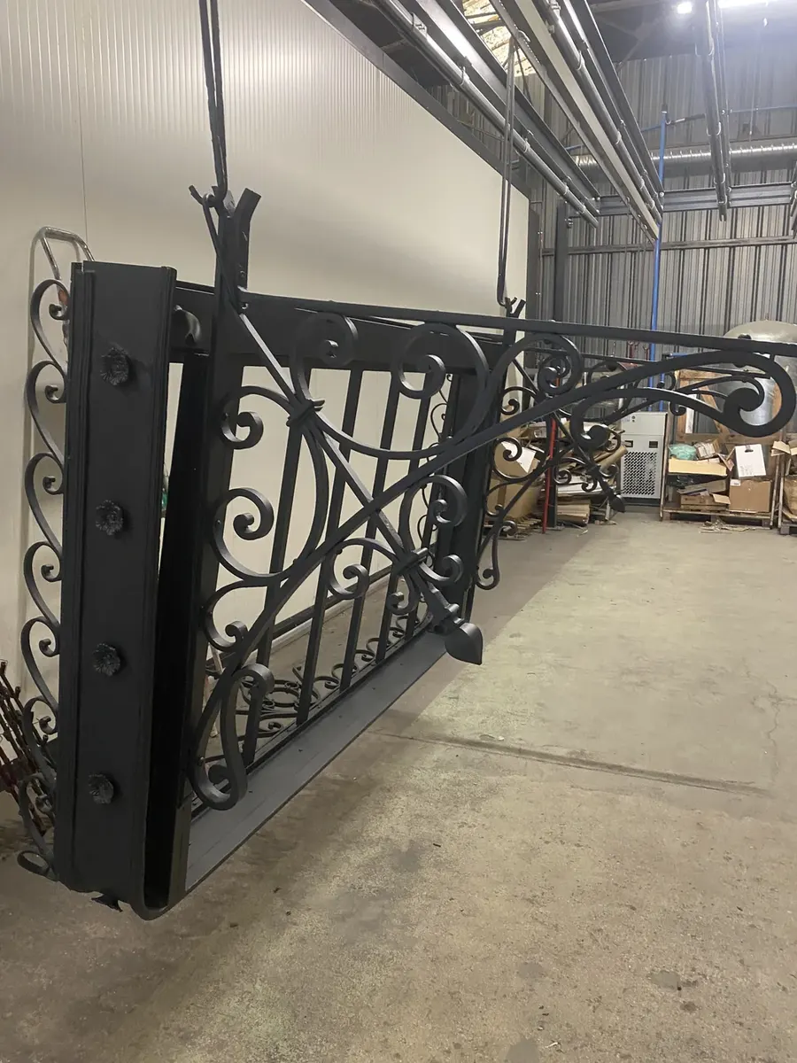 Balconnet et garde-corps ferronnerie d'art à volutes noir satiné