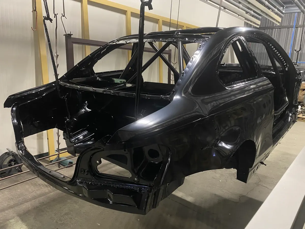 Caisse complète de voiture de course avec arceau intégré suspendue en cabine