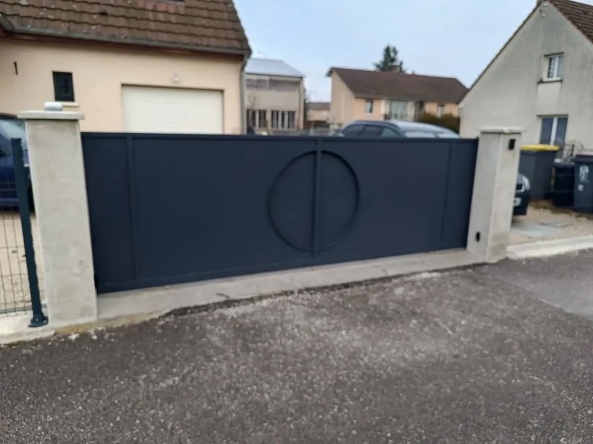 Portail contemporain géométrique thermolaqué posé chez le client