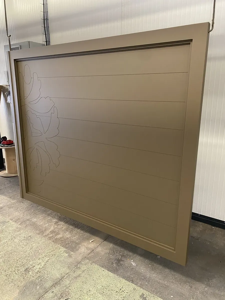 Portail contemporain découpe laser motif végétal Ginkgo