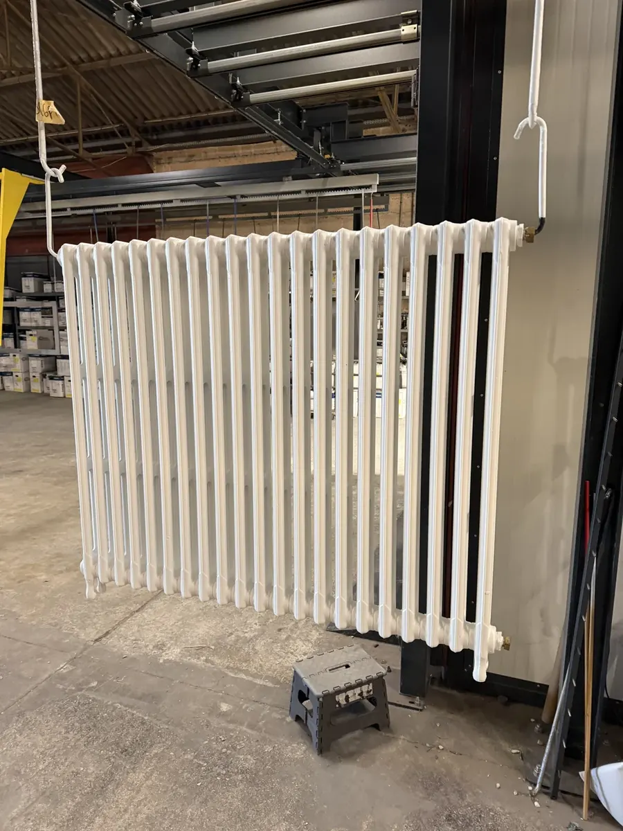 Radiateur d'époque en fonte blanc pur thermolaqué sur convoyeur