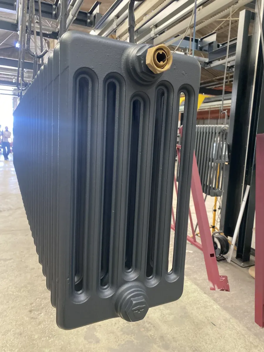 Radiateur d'époque en fonte thermolaqué noir graphite satiné avec raccords laiton préservés